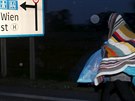 Vyerpaní uprchlíci se blíí k mstu Hegyeshalom u maarsko-rakouské hranice...
