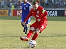 Anglický fotbalista Wayne Rooney stílí z pokutového kopu první gól San Marinu...