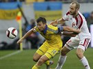 Ukrajinský fotbalista Rotan (vlevo) bojuje o mí s Blorusem Majevskim bhem...