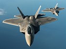 Americk letouny F-22 Raptor bhem cvinho letu nad Baltem