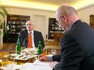 Prezident Václav Klaus pi rozhovoru ve své pracovn na Praském hrad...
