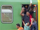 Migranti v mezinárodním rychlíku v maarském mst Bicske odmítají opustit vlak...