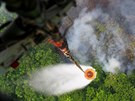POÁR. Helikoptéra rozprauje vodu k uhaení poáru na plantái v okresu Kubu...