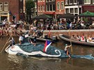 Závody netradiních plavidel bhem Sail Amsterdam 2015. eská IVÁ Velryba...