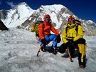 Tomá Petreek (vpravo) s Markem Holekem pi výstupu pi výstupu na Gasherbrum...