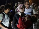 Syrští uprchlíci čekají v přístavu ostrova Lesbos na trajekt do Atén. (7. září...