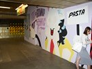 Graffiti na provizorní stn, za ní se ve stanici metra Mstek staví...