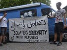 Píznivci Autonomní sociální kliniky darovali obleení pro uprchlíky, které te...