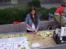 Píprava ovoce na Piazzett u Národního divadla v rámci akce Kivá polévka.