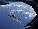 Hotovo. Sthaka F-22 manvruje od tankovacho letounu KC-135 pot, co...