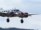 Lockheed Electra 10A pistává na strakonickém letiti