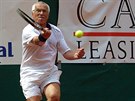 Karlovy Vary, 8. ervence 2004. Václav Klaus hraje tenis.