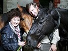 Václav Vydra s manelkou Janou Boukovou a jeho kon, které si hýká na farm v...