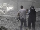 Na damaské pedmstí Dúma stále dopadají bomby z letadel Asadovy armády (30....
