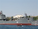 Ruská lo Nikolaj Filenkov kotví v krymském pístavu Sevastopol.