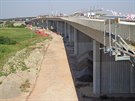 Pohled na podstatnou ��st mostn� estak�dy z jej�ho konce.