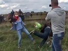 Kameramanka podrazila nohu uprchlíkovi. Dostala padáka