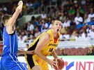 Belgick basketbalista Maxime de Zeeuw se prosazuje proti esk obran.