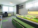 Chlapecký pokoj je v edozelené barevné kombinaci. Pod lkem jsou praktické...