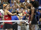 Serena Williamsová (vpravo) pijímá gratulaci soupeky po vydené výhe nad...