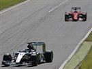 Lewis Hamilton v ele Velké ceny Itálie v Monze následovaný Sebastianem...