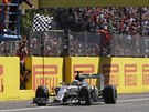 Lewis Hamilton projídí vítzn cílem Velké ceny Itálie v Monze.