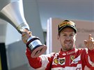 Nmecký pilot Sebastian Vettel s pohárem za druhé místo ve Velké cen Itálie.