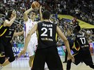 Srbský basketbalista Zoran Erceg stílí pes bránící nmecké hráe (zleva)...