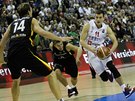 Srbský basketbalista Nemanja Nedovi se ítí na bránící nmeckou hvzdu Dirka...