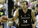 Nmecká basketbalová hvzda Dirk Nowitzki v duelu se Srbskem.