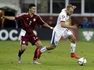 esk fotbalista Daniel Kol (vpravo) unik lotyskmu soupei Vitalijsi...