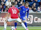 Norský fotbalista Markus Henriksen brání Luku Modrie z Chorvatska.