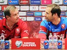 Reprezentaní trenér Pavel Vrba (vlevo) a branká Petr ech na tiskové...