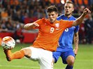 Nizozemský útoník Klaas-Jan Huntelaar (v oranovém) netrefil správn mí v...