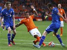 Nizozemský fotbalista Memphis Depay (v oranovém) se neprosadil pes islandský...