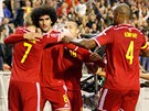 Marouane Fellaini, Radja Naigolan i Vincent Kompany oslavují trefu Belgie...