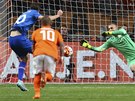 Islandský fotbalista Gylfie Sigurdsson (v modrém) z penalty pekonává...