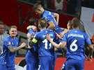 Islandtí fotbalisté se radují z gólu proti Nizozemsku.