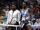 SESTERSKÁ FOTOGRAFIE. Serena (vlevo) a Venus Williamsovy pózují fotografm ped...