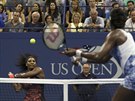 SOUROZENECKÝ BOJ. Serena (elem) a Venus Williamsovy pi jedné z výmn ve...