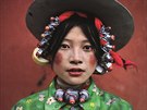 Barevná vesnická dívka na venkovském koském festivalu ve východním Tibetu