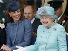 Královna Albta II. a vévodkyn Kate (Nottingham, 13. ervna 2012)