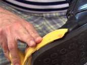 Banánovou slupku radí Hruška nevyhazovat, můžete si s ní krásně vyčistit boty.