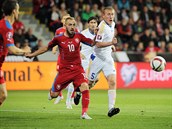 KDO BUDE U MÍ�E D�ÍV? �eský zálo�ník Ji�í Skalák (v �erveném) a kaza�ský...