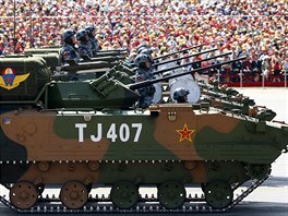 Pekingem hmla armádní pehlídka, ína si pipomnla konec války (3. záí...