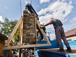 Nkolikatunovou ze z kehkého materiálu nejprve zpevnili devnými výztuhami a...