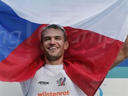 Skifař Ondřej Synek slaví s českou vlajkou svůj čtvrtý titul mistra světa.