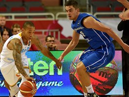 esk basketbalista Tom Satoransk (vpravo) sleduje, co provede s mem...