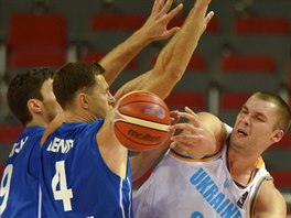 esk basketbalista Jan Benda se sna zabrnit v pihrvce Kyrylu Fesenkovi...