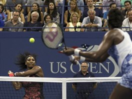 SOUROZENECKÝ BOJ. Serena (čelem) a Venus Williamsovy při jedné z výměn ve...